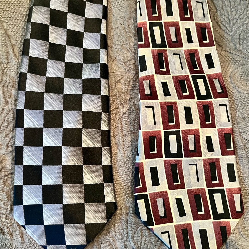 Bundle of 2 men’s ties. 100% silk, gray, black and burgundy